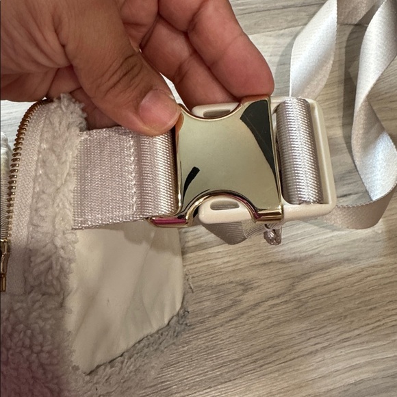 lululemon belt bag fleece version with gold hardware - Picture 7 of 7